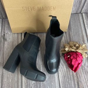 Steve Madden Revised Black Leather Chelsea Boot 7.5M